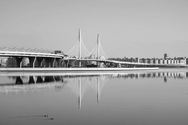 Golfo da Finlândia e ponte de cabo em São Petersburgo . — Fotografia de Stock