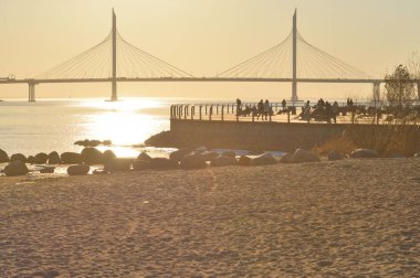 Sankt Petersburg 'da gün batımında kablo Köprüsü.