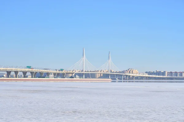 Golfo da Finlândia e ponte de cabo em São Petersburgo . — Fotografia de Stock