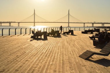 Neva Nehri 'nin üzerinde şezlong ve kablo-kalede köprü.