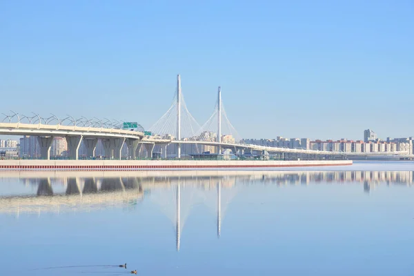 Golfo de Finlandia y puente de cable en San Petersburgo . —  Fotos de Stock