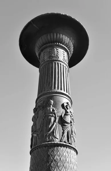 Bronzen zuil in de antieke stijl. — Stockfoto