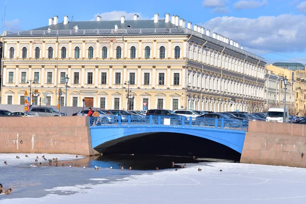 Blaue Brücke über den Fluss Moika. — Stockfoto