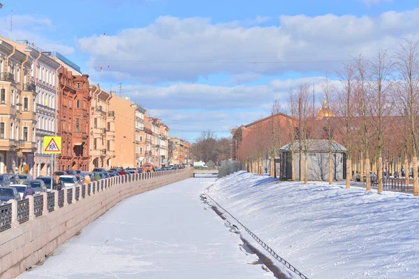 Canal del Almirantazgo en invierno en San Petersburgo . — Foto de Stock