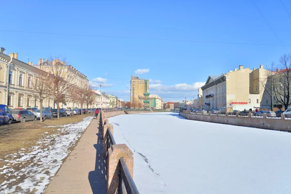 Floden Moika på vintern i St Petersburg. — Stockfoto