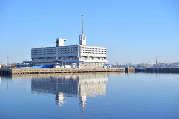 Byggnad av marin station i S:t Petersburg. — Stockfoto