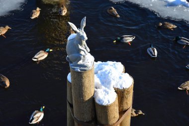 The monument to the Hare saved from the flood. clipart