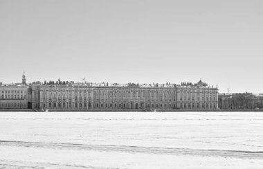 Kış Sarayı ve Neva Nehri'nde kış aylarında St.Petersburg.