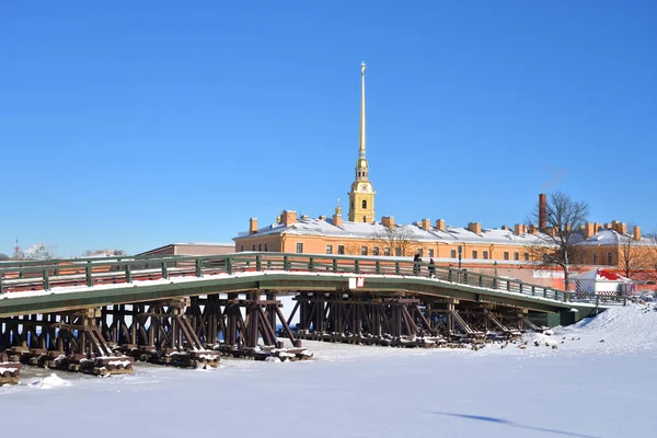 Kronverksky brug bij winter. — Stockfoto