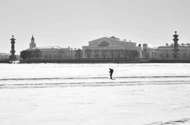 Görünüm ok Vasilievsky adanın ve dondurulmuş Neva Nehri.