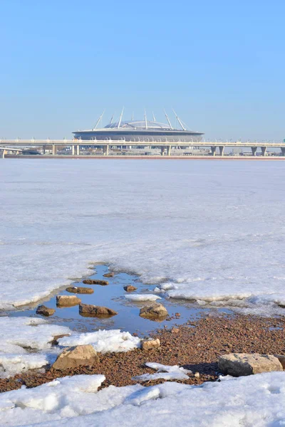 Заморожені Балтійського моря і нову стадіон «Газпром» арену. — стокове фото
