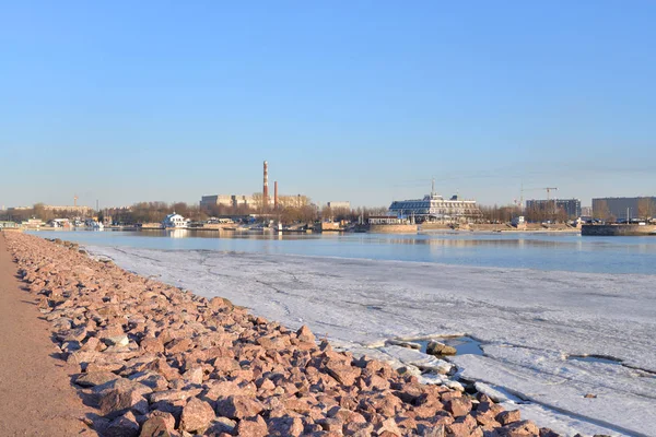 Vista do pequeno rio Nevka e ilha de Petrovsky . — Fotografia de Stock