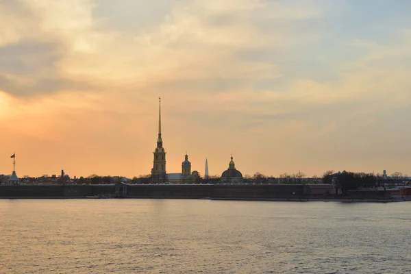 Петропавловская крепость на закате . — стоковое фото