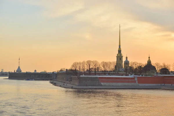 Петропавловская крепость на закате . — стоковое фото