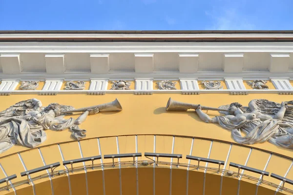 Bas-relief on the Admiralty building. — Stock Photo, Image