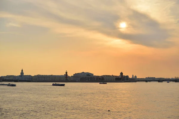 Pohled na řeku Neva a ostrov Vasilijevskij při západu slunce. — Stock fotografie