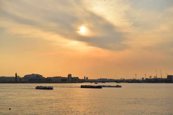 Θέα στον ποταμό Νέβα και το νησί Βασιλέφσκι το ηλιοβασίλεμα. — Φωτογραφία Αρχείου