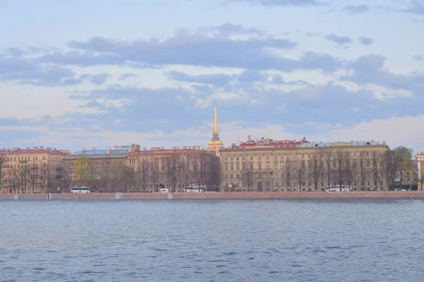Terraplén del Almirantazgo en San Petersburgo . —  Fotos de Stock
