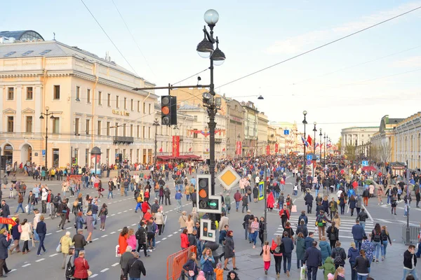 Nevsky prospect on Victory Day. — Stock Photo, Image