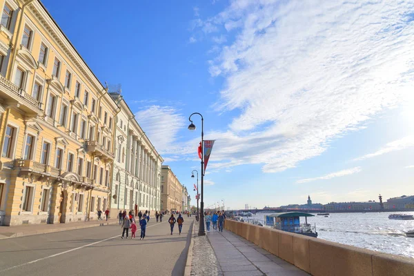 Palace Embankment på Victory Day. — Stockfoto