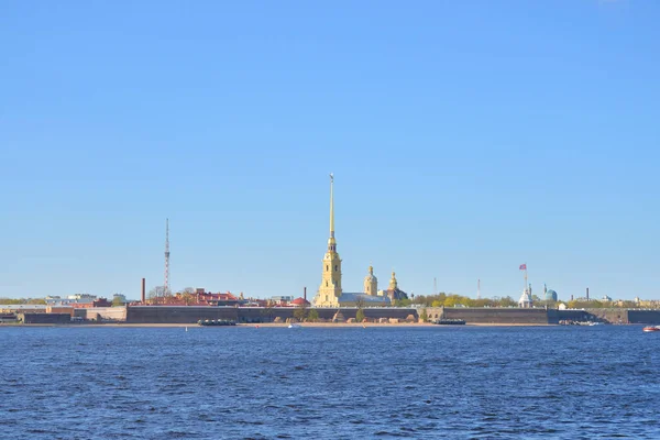 Fluss Newa und Peter Paul Festung. — Stockfoto