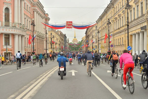 Прогулка на велосипеде по Невскому проспекту . — стоковое фото