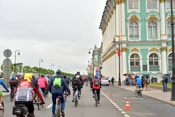 Cyklistická jízda na Palácové nábřeží. — Stock fotografie