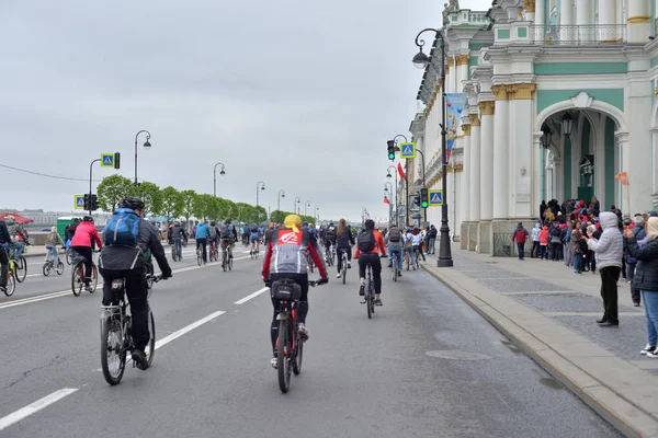 骑自行车在宫殿堤岸. — 图库照片