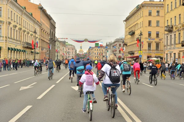 Cykeltur på Nevskij Prospekt. — Stockfoto