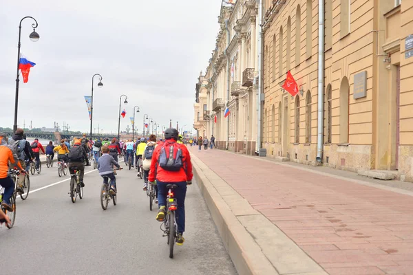 Cykeltur på Palace Embankment. — Stockfoto