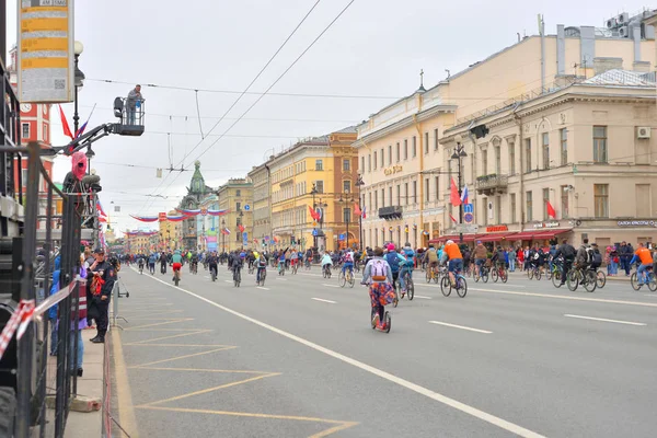 Giro in bicicletta sulla prospettiva Nevsky . — Foto Stock