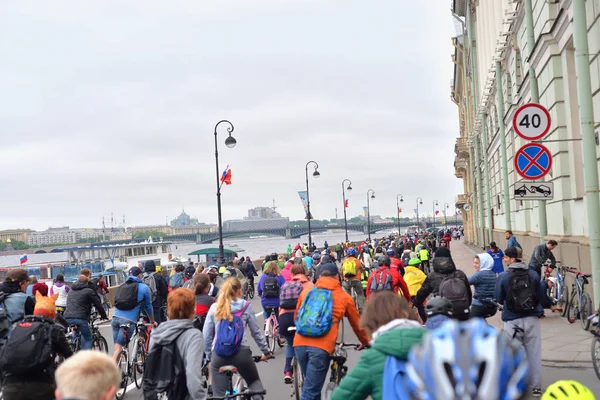 Cyklistická jízda na Palácové nábřeží. — Stock fotografie