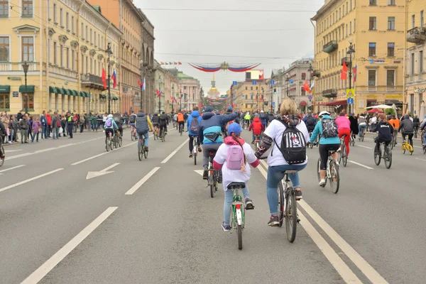 Bike ride on Nevsky prospect. — Stock Photo, Image