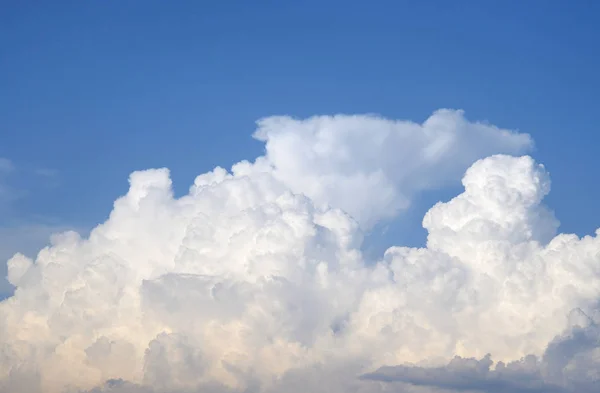 Cumulonimbus Nuvole e cielo blu . — Foto Stock