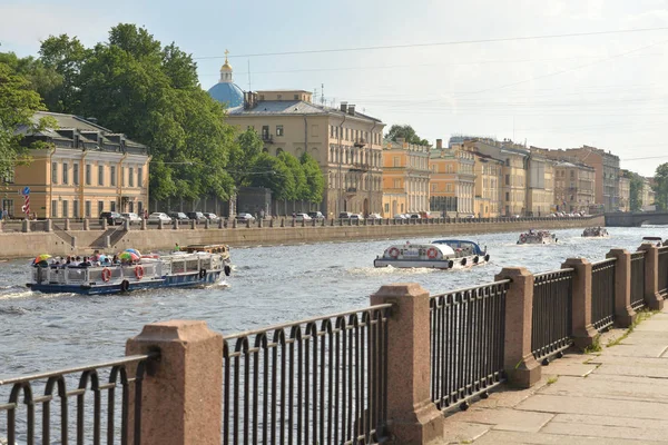 Barco de prazer no canal Fontanka em São Petersburgo . — Fotografia de Stock