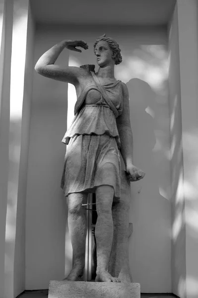 Статуя богини Артемиды. Фрагмент Елагинского дворца . — стоковое фото