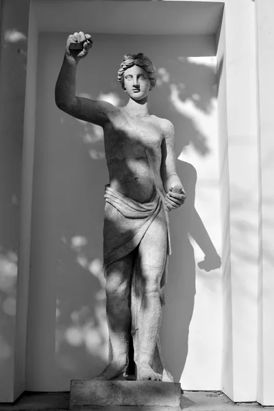 A estátua do deus Apolo. Fragmento Palácio Elagin . — Fotografia de Stock