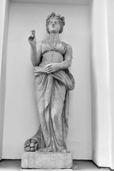 Die Statue der Göttin Flora. Fragment Elaginpalast. — Stockfoto