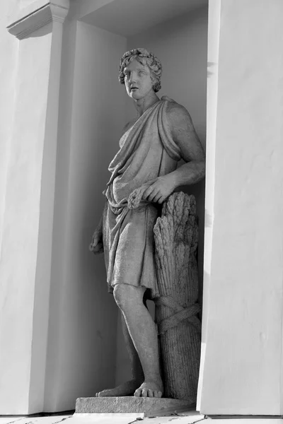 Socha Boha Adonis. Palác fragment Elagin. — Stock fotografie