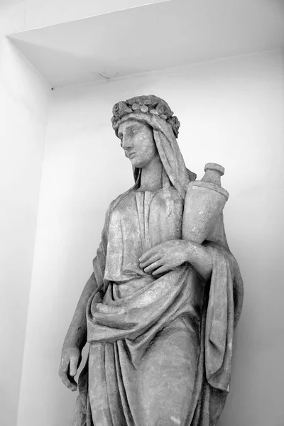 Статуя жриця. Фрагмент Елагін палац. — стокове фото