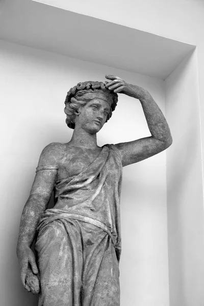 The statue of the goddess Ceres. Fragment Elagin Palace. — Stock Photo, Image