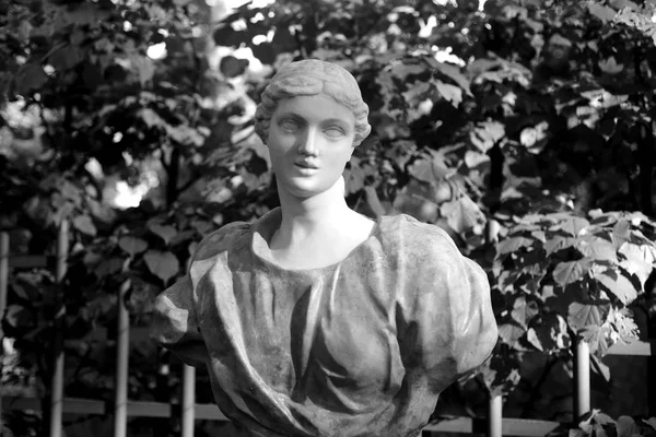 La estatua de una mujer joven . — Foto de Stock