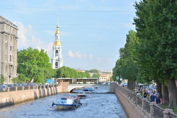 Bateau de plaisance sur le canal Kryukov à Saint-Pétersbourg . — Photo