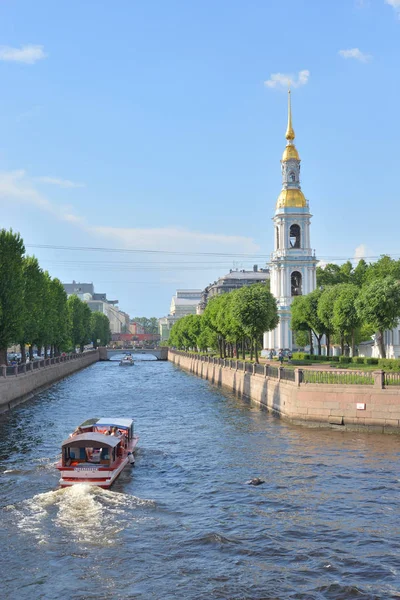 Bateau de plaisance sur le canal Kryukov à Saint-Pétersbourg . — Photo