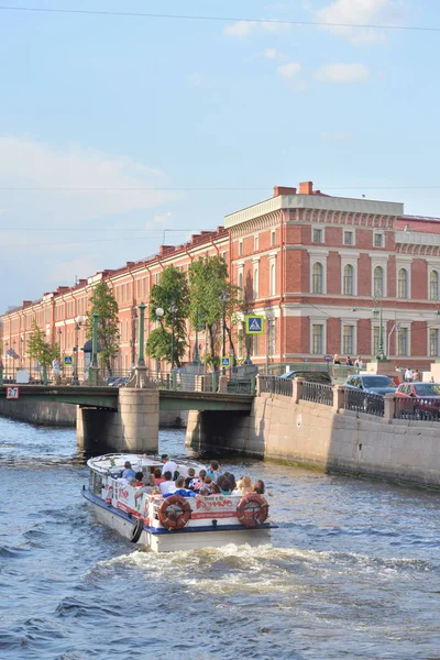 Nöjes båt på Kryukov kanal i S:t Petersburg. — Stockfoto