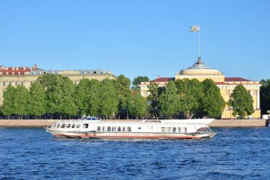 St.Petersburg, Rusya - 18 Haziran 2019: Güneşli bir günde St.Petersburg'un tarihi merkezinde Neva nehri üzerinde zevk teknesi.