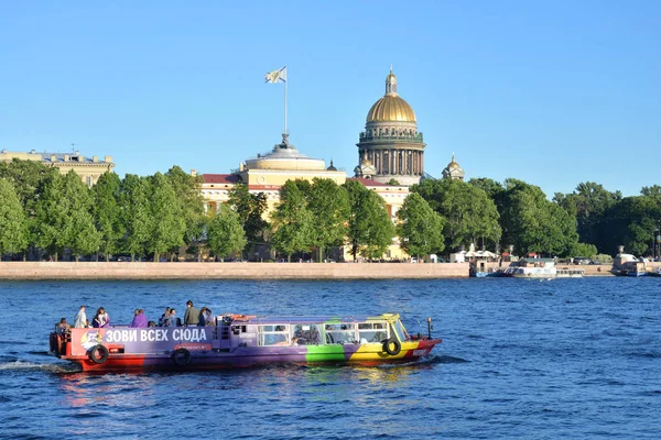 サンクトペテルブルク ロシア 2019年6月18日 晴れた日にサンクトペテルブルクの歴史的中心部にあるネバ川の遊覧船 — ストック写真