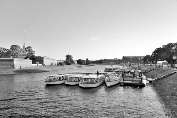 Petersburg Rusland Juni 2019 Plezierboot Rivier Neva Het Historische Centrum — Stockfoto