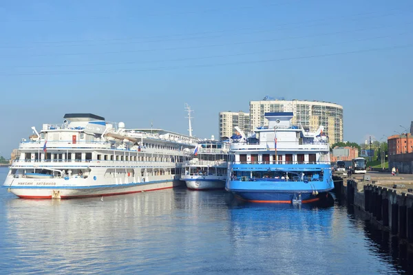 Cruise boten op de rivier de Neva. — Stockfoto