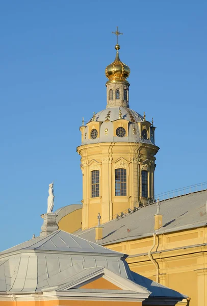 ピーターとポール大聖堂晴れた日サンクトペテルブルク ロシアで — ストック写真